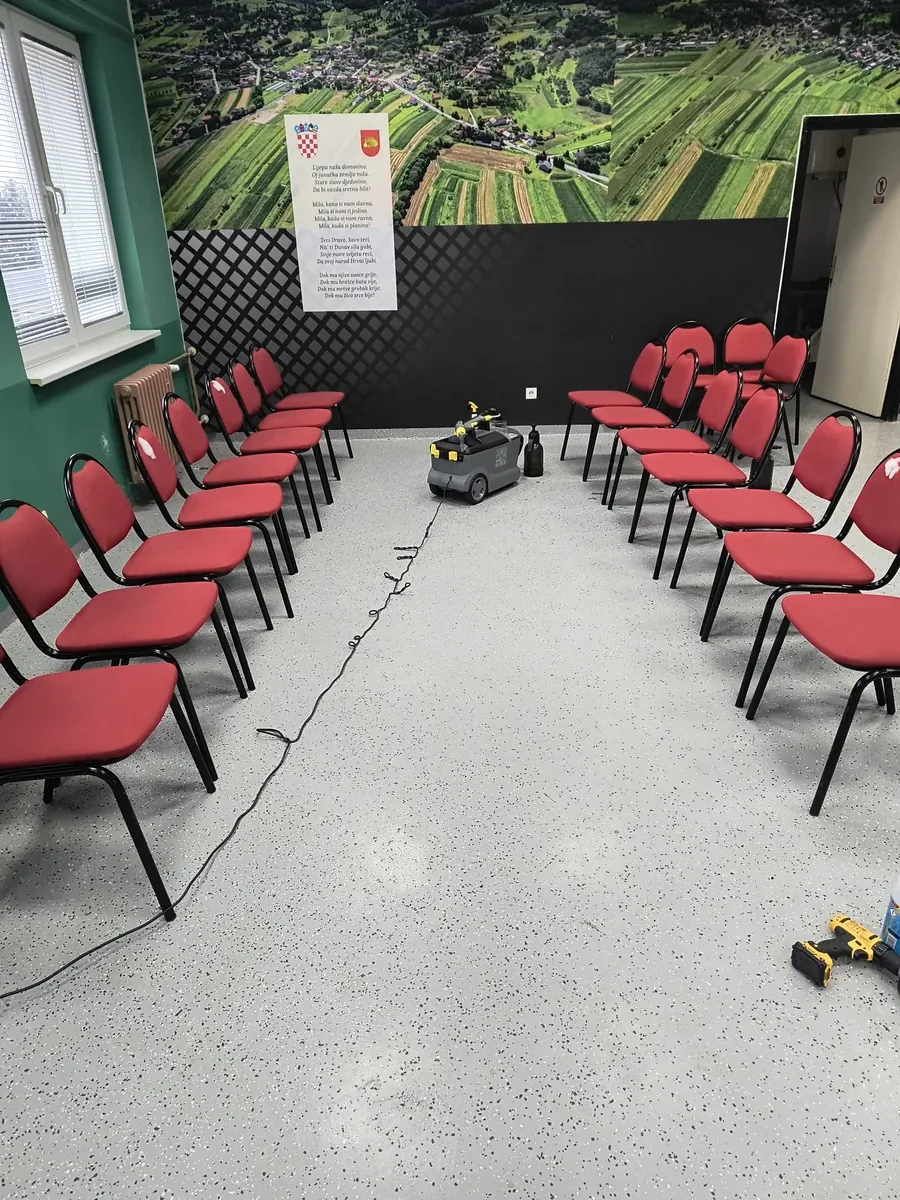 Dubinsko čišćenje konferencijskih stolica — poslovni prostor