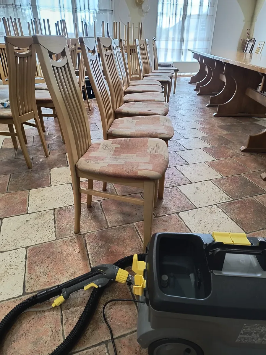 Dubinsko čišćenje stolica u tijeku — poslovni prostor