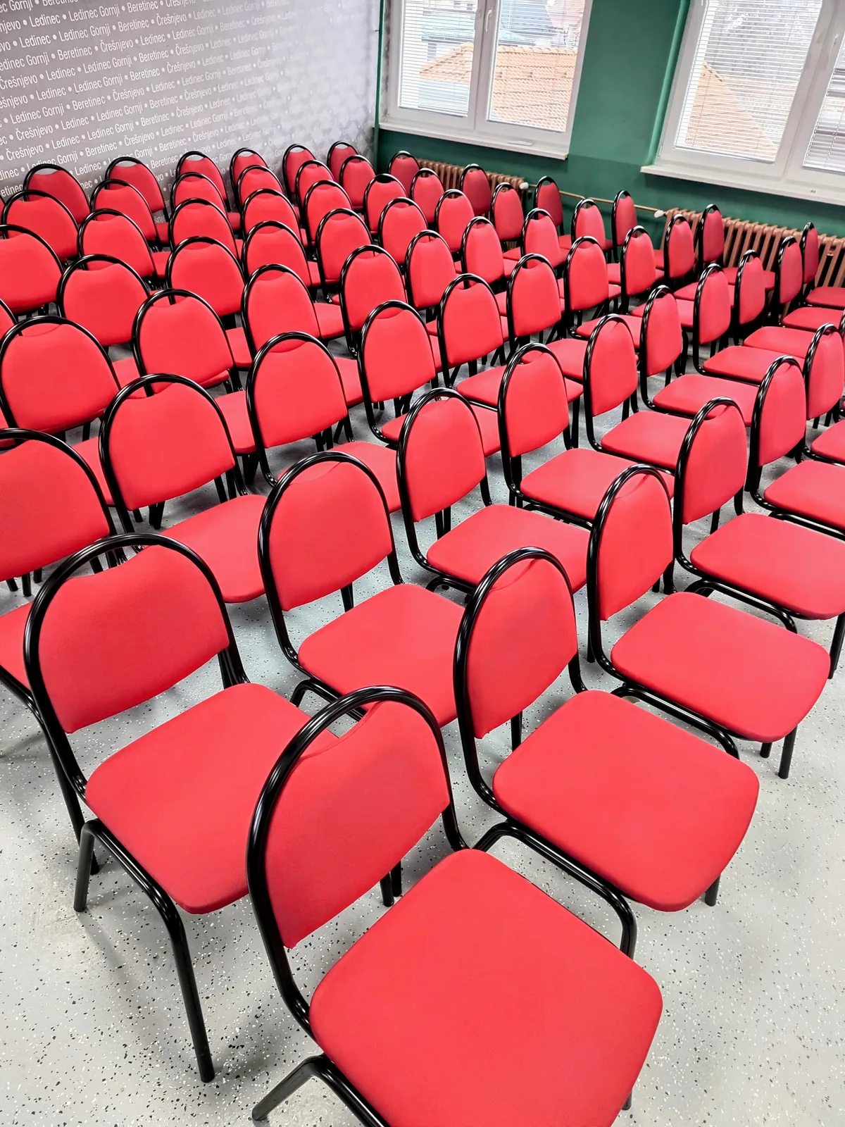 Konferencijske stolice nakon dubinskog čišćenja